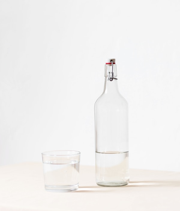 Donna che beve acqua pura