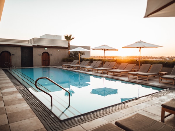 Piscina con acqua cristallina